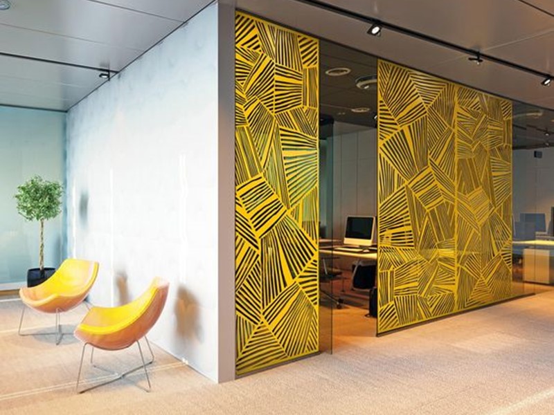 Indvendig glasvæg pyntet med gul print