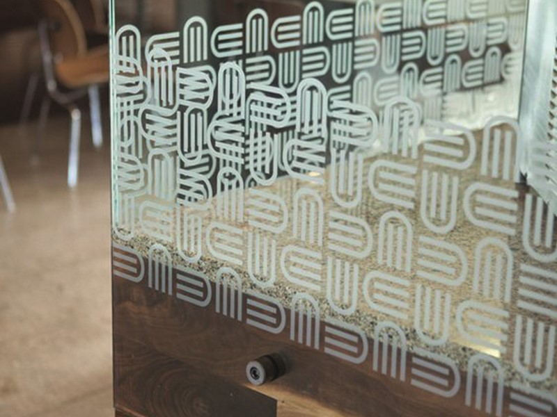 Indvendig afskærmning i glas med print