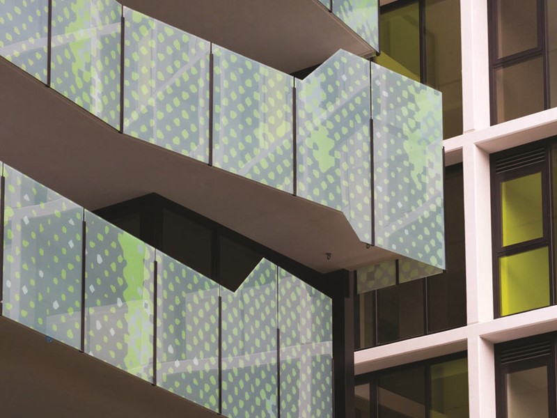 Udvendig glasværn med mønsterprint